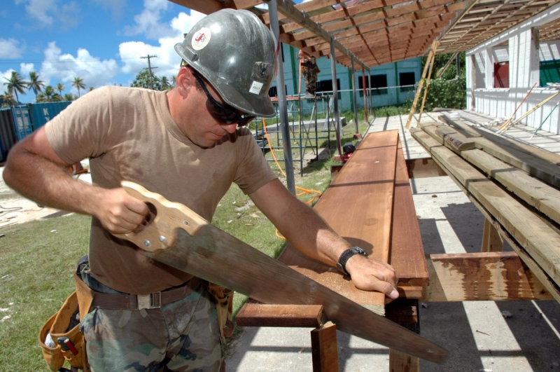 menuisier-MONTAUROUX-min_worker_construction_building_carpenter_male_job_build_helmet-893290